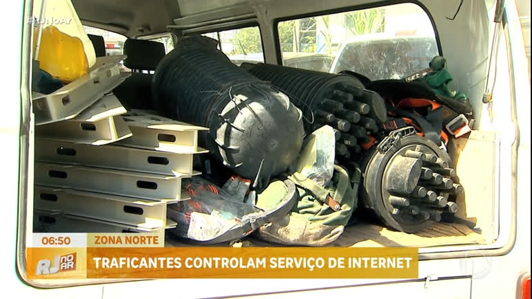 Vídeo: Traficantes cortam sinal de operadoras de internet na zona norte do Rio