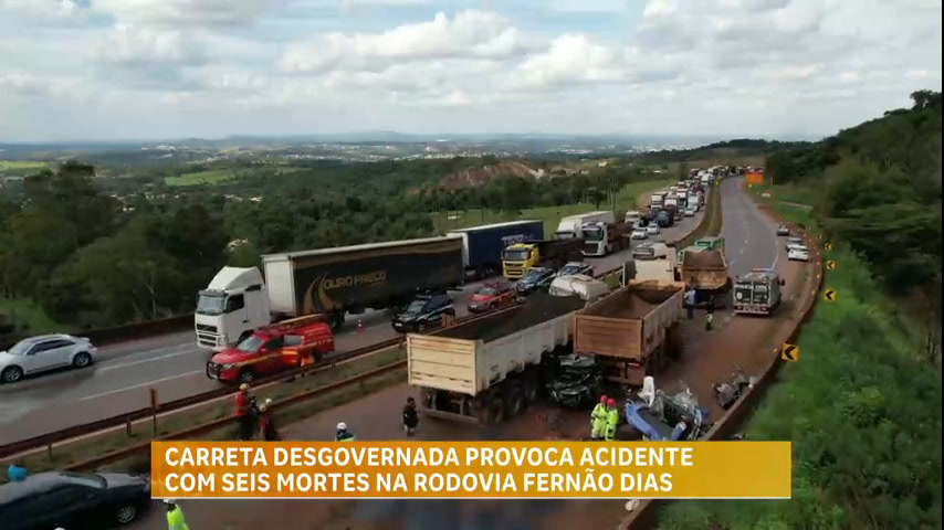 Vídeo: Seis pessoas morrem em engavetamento entre doze veículos na BR-381, em Igarapé (MG)