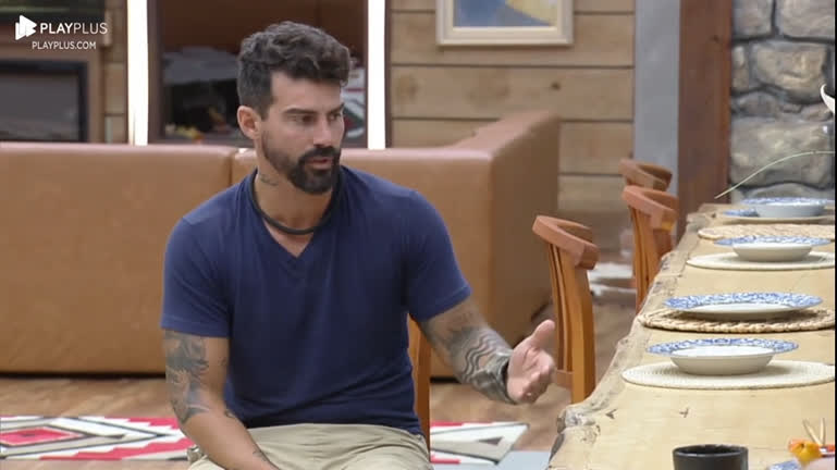 Vídeo: Em conversa com Jaque e Lily, Radamés opina sobre lealdade dentro do jogo | A Fazenda 15