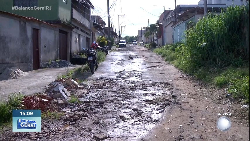 Vídeo: Moradores reclamam de rua com buracos e falta de saneamento básico na zona oeste do Rio