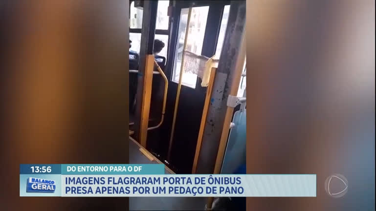 Vídeo: Passageiro flagra porta de ônibus presa com um pedaço de pano, no DF