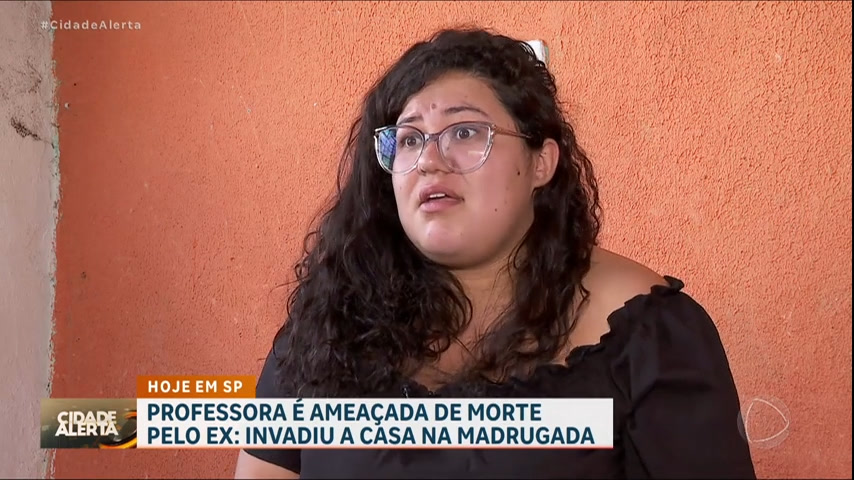 Vídeo: Ex-marido obcecado tenta invadir casa de professora após ameaças