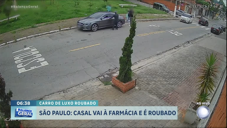 Vídeo: Casal tem carro de luxo roubado na saída de farmácia em SP