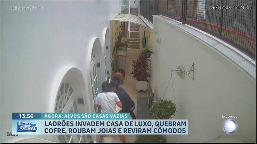 Vídeo: Criminosos invadem casas vazias e roubam cofre no litoral paulista