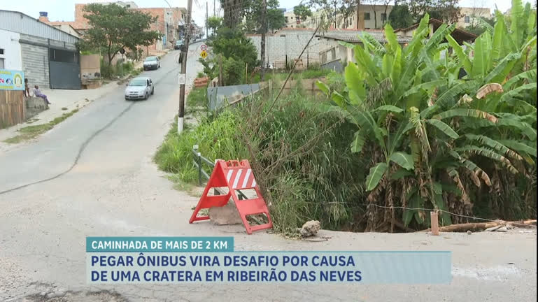 Vídeo: Linha de ônibus tem itinerário alterado por causa de cratera em Ribeirão das Neves (MG)