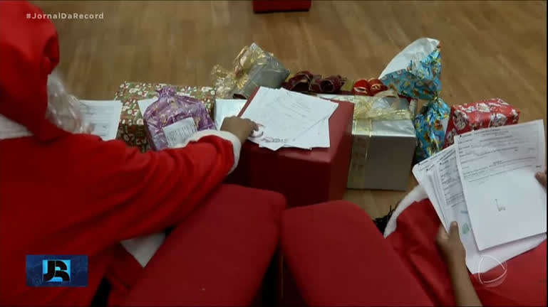 Vídeo: Crianças carentes de todo o Brasil começam a receber presentes do Natal dos Correios