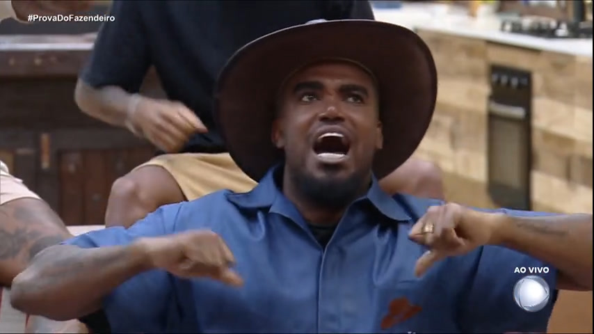 Vídeo: Tonzão volta para a sede após vitória e recebe o chapéu do Fazendeiro Cezar Black | A Fazenda 15