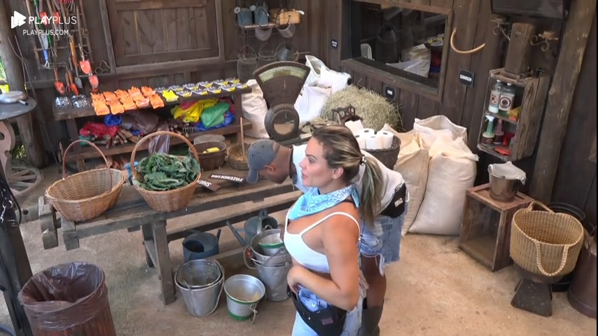 Vídeo: Casal Kally e Black trabalham juntos no trato da vaca Mimosa | A Fazenda 15