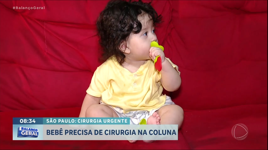 Vídeo: Mãe luta para conseguir cirurgia na coluna para o filho de 7 meses