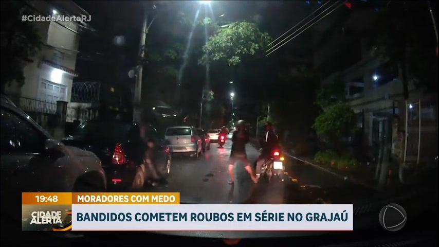 Vídeo: Moradores são alvos de arrastões no Grajaú (RJ)