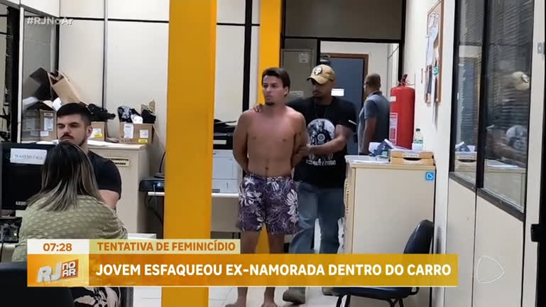 Vídeo: Homem é preso após esfaquear ex-namorada dentro do carro no Recreio dos Bandeirantes (RJ)