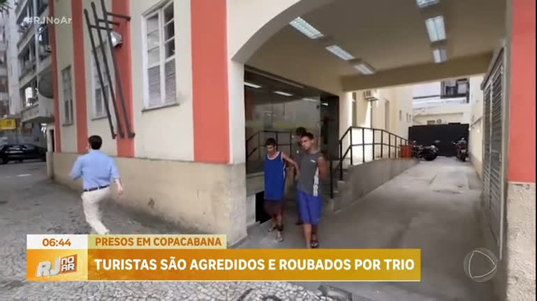 Vídeo: Policia prende dois ladrões acusados de agredir e roubar um casal de turistas em Copacabana