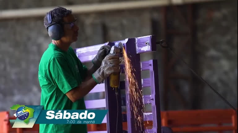 Vídeo: Brasil Caminhoneiro deste sábado (2) vai visitar fábrica que produz carrocerias de madeira