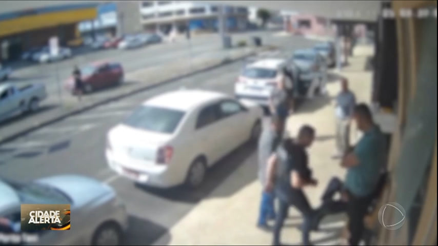 Vídeo: Taxista de 60 anos é espancado por dois homens após uma confusão envolvendo uma grávida