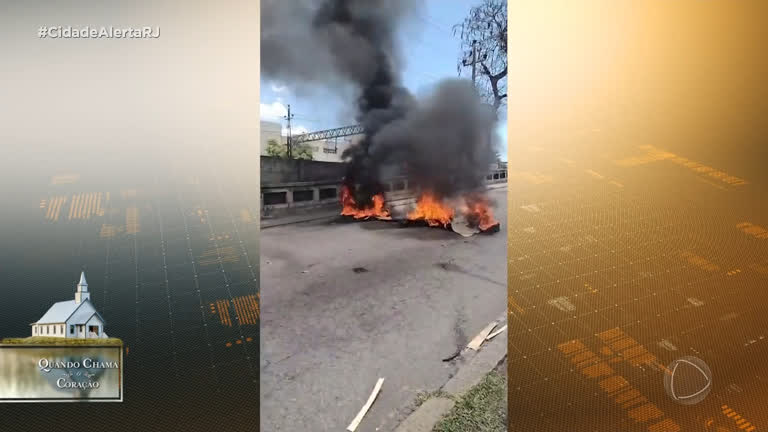 Vídeo: Criminosos colocam fogo em barricadas durante operação da policia na Vila Aliança (RJ)
