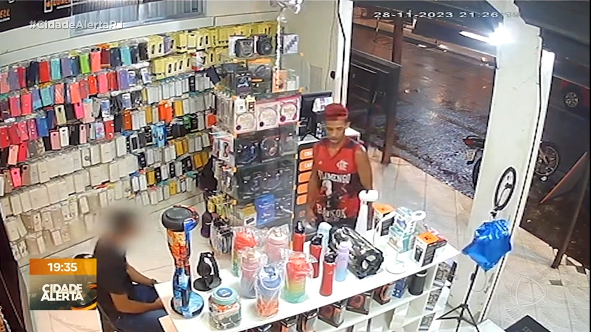 Vídeo: Loja de celulares é alvo de assalto na Baixada Fluminense