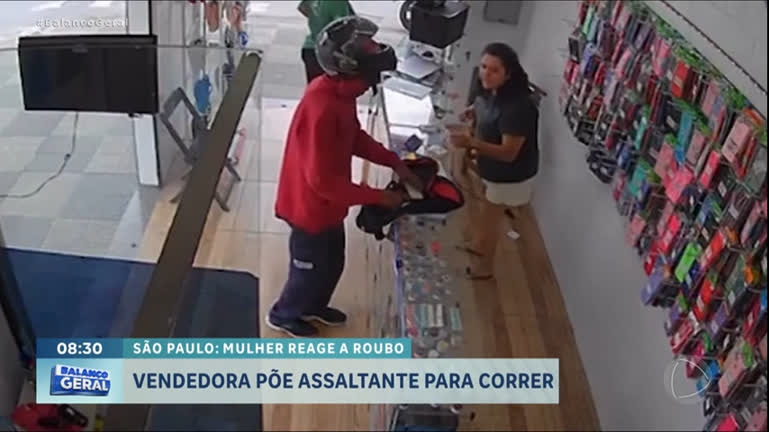 Vídeo: Vendedora reage assalto e coloca bandido para fora de loja