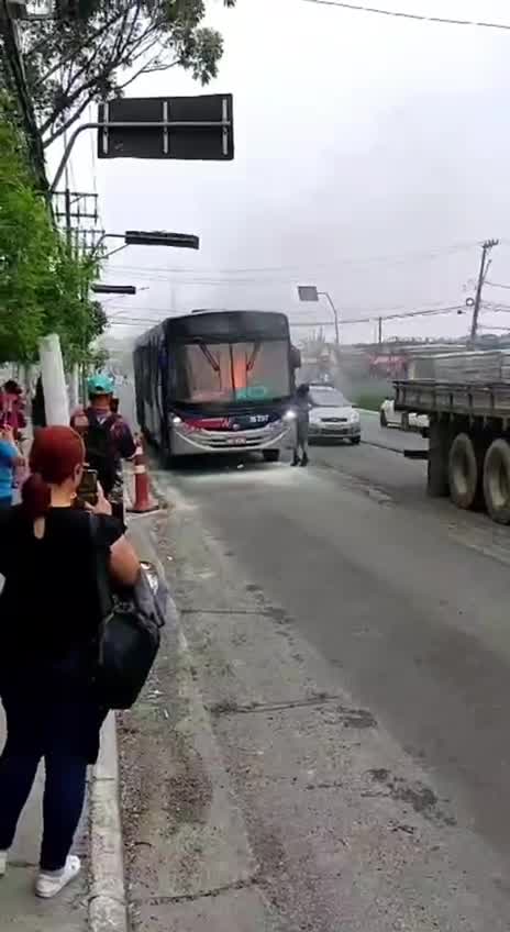 Vídeo: Ônibus em chamas: veja veículo pegando fogo após pane elétrica em Itapecerica, na zona sul de SP