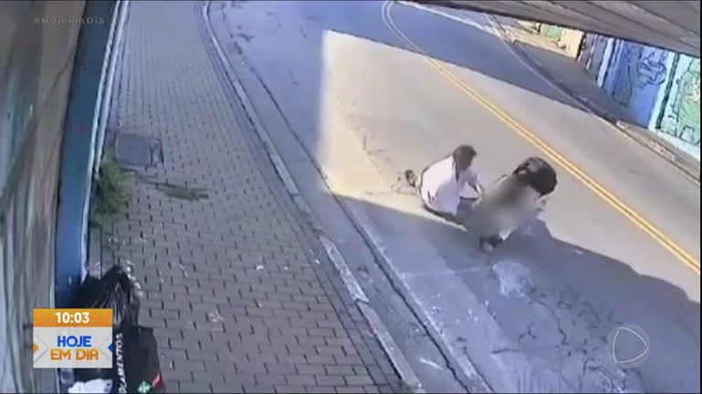 Vídeo: Agressora surpreende mulheres no meio da rua em SP