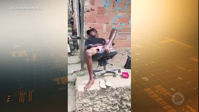 Vídeo: Vídeo flagra momento em que a polícia acorda suspeito que tirava soneca no RJ