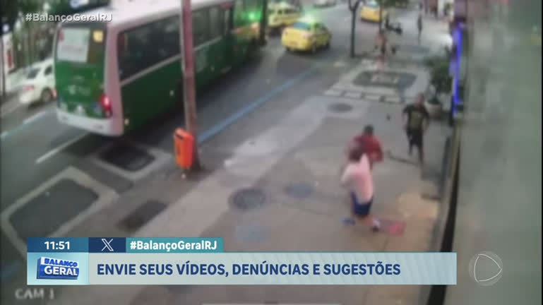 Vídeo: VÍDEO: Assaltantes agridem idoso, que cai desmaiado em Copacabana