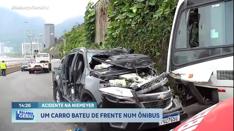 Vídeo: Acidente entre picape e ônibus fecha avenida Niemeyer, na zona sul do Rio