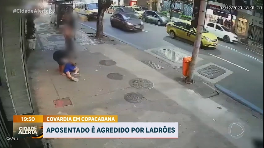 Vídeo: Idoso é agredido por ladrões durante um arrastão em Copacabana