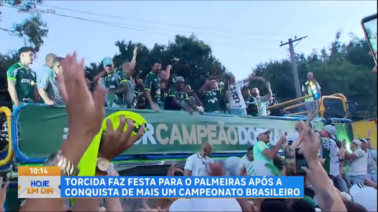 Vídeo: Jogadores do Palmeiras são recebidos em SP com festa após vitória