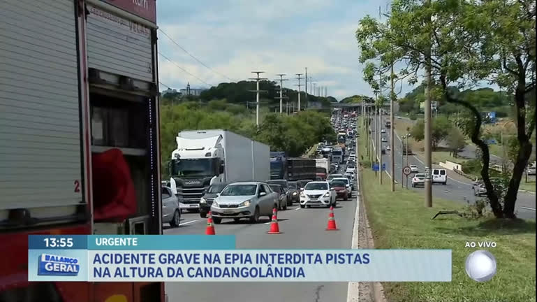 Vídeo: Acidente entre carro e caminhão deixa trânsito parado na Epia na tarde deste sábado