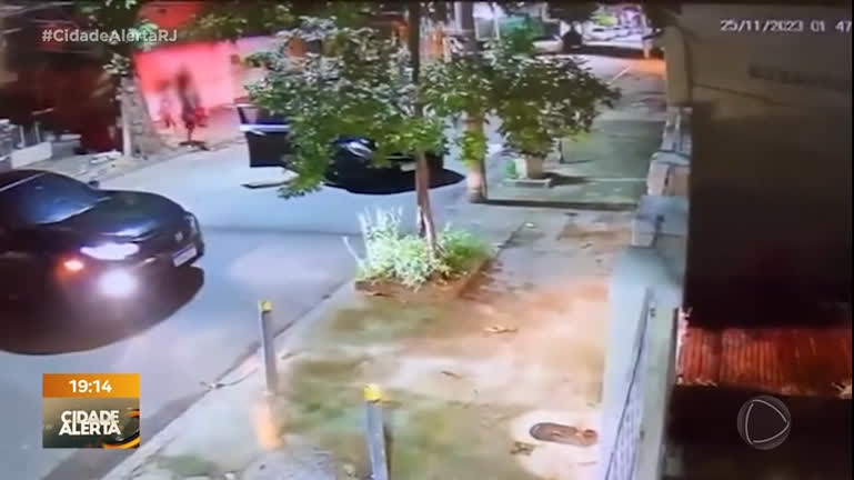 Vídeo: Homem teve carro roubado por criminosos que horas antes haviam cometido outros assaltados na zona norte do Rio