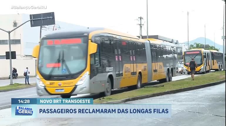 Vídeo: Passageiros reclamam de filas no primeiro dia útil da nova frota do BRT no corredor Transoeste