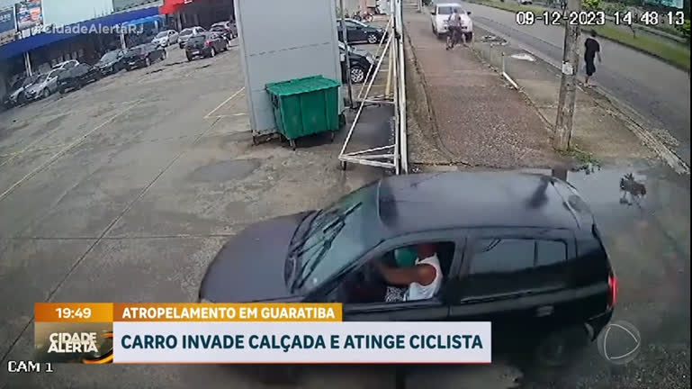 Vídeo: Ciclista é atropelado após carro desgovernado invadir calçada no Rio