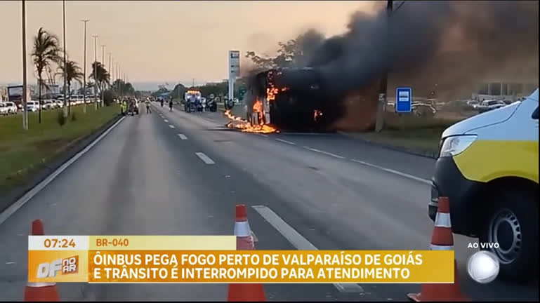 Vídeo: Ônibus pega fogo em Valparaíso de Goiás e interrompe trânsito na BR-040
