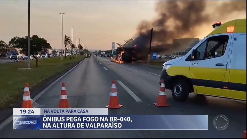 Vídeo: Ônibus pega fogo na BR-040 em Valparaíso de Goiás e interrompe trânsito
