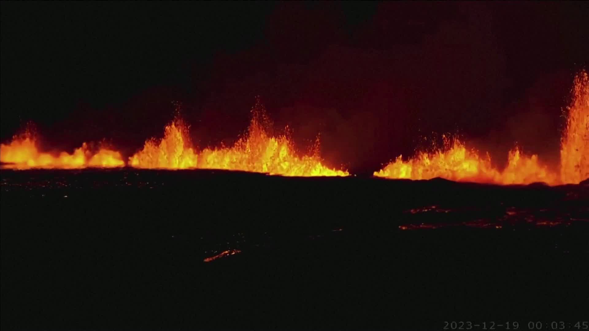 Vídeo: Vulcão entra em erupção na Islândia e provoca fissura gigante no solo