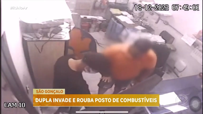 Vídeo: Câmeras de segurança registram roubo em posto de combustíveis no Rio
