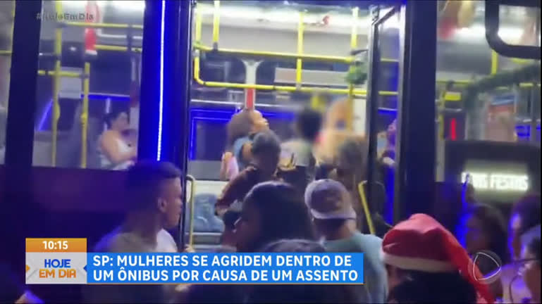 Vídeo: Mulheres brigam dentro de ônibus por causa de assento, em SP