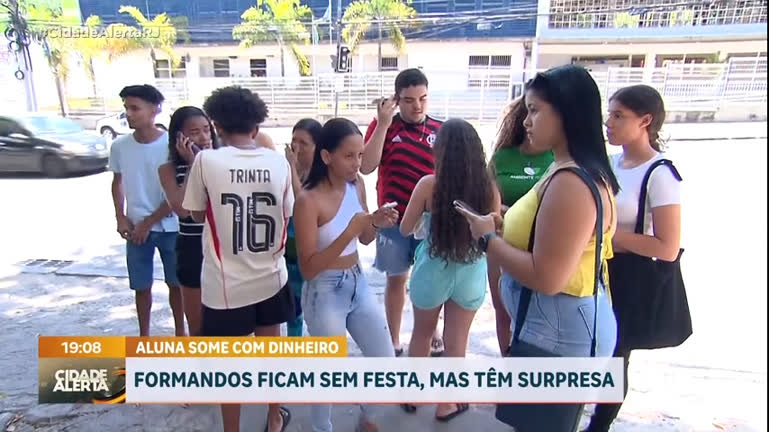 Vídeo: Alunos ganham festa de formatura após jovem alegar ter perdido dinheiro da festa no Rio