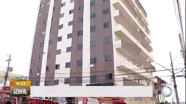 Vídeo: Mulher surta e põe fogo em apartamento em Samambaia (DF)