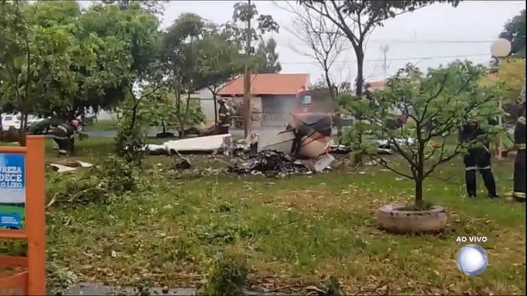 Vídeo: Avião cai em praça pública e deixa, ao menos, cinco pessoas mortas no interior paulista