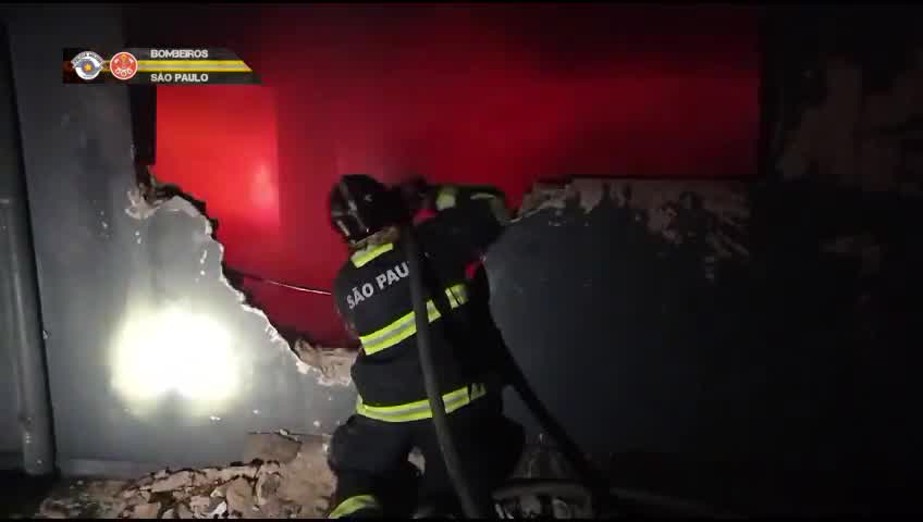 Vídeo: Vídeo mostra bombeiros lutando contra incêndio que destruiu fábrica de tecido em SP