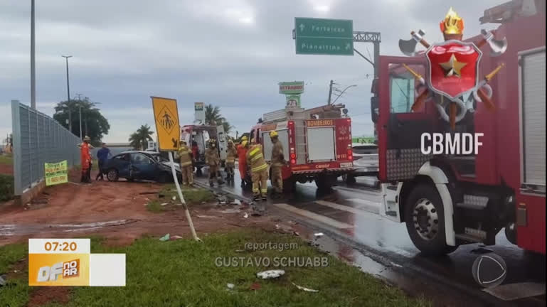 Vídeo: Motorista perde controle do veículo, sai da pista e colide com placa de sinalização no DF