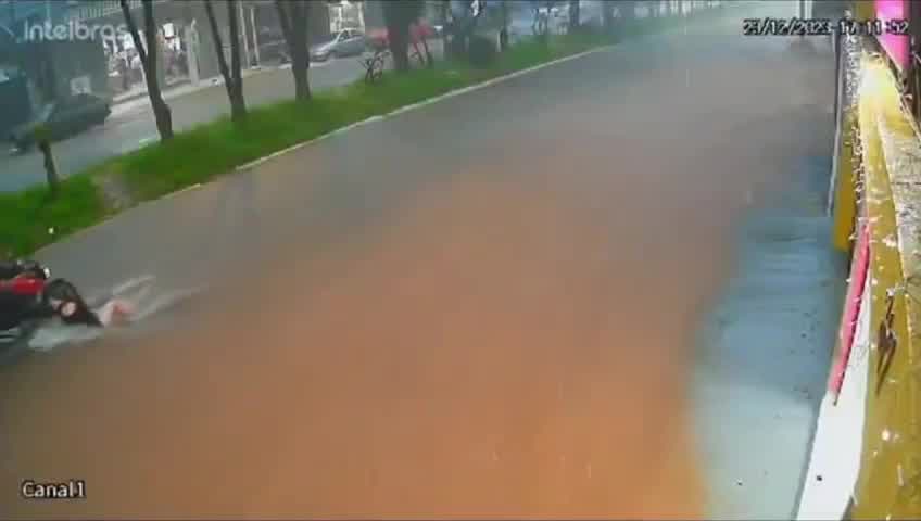 Vídeo: Vídeo: três homens salvam mulher que estava sendo levada em enchente em SP