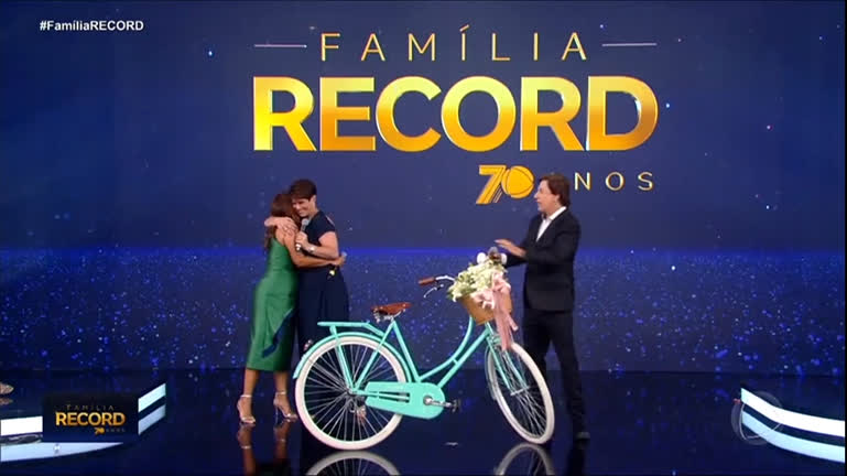 Vídeo: Mariana Godoy surpreende Renata Alves com uma bicicleta
