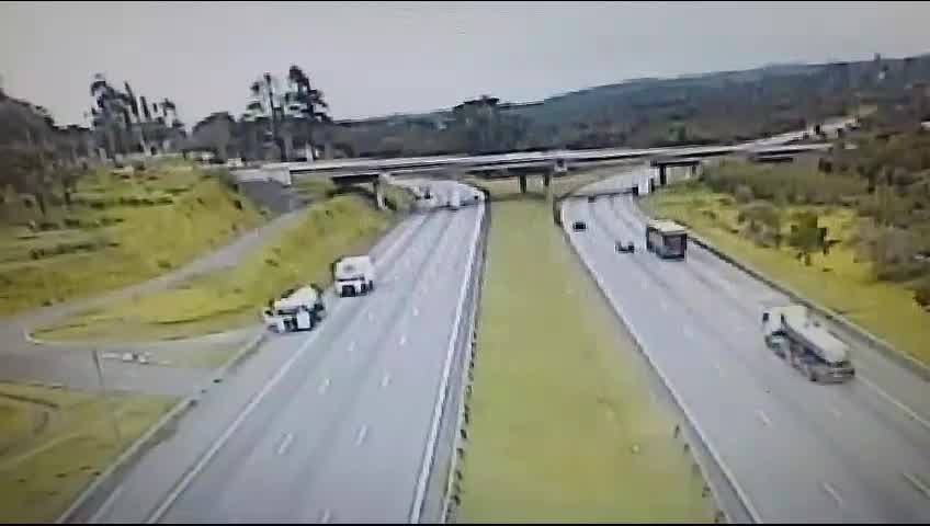 Vídeo: Vídeo: colisão entre caminhões deixa veículo destruído no Rodoanel (SP)