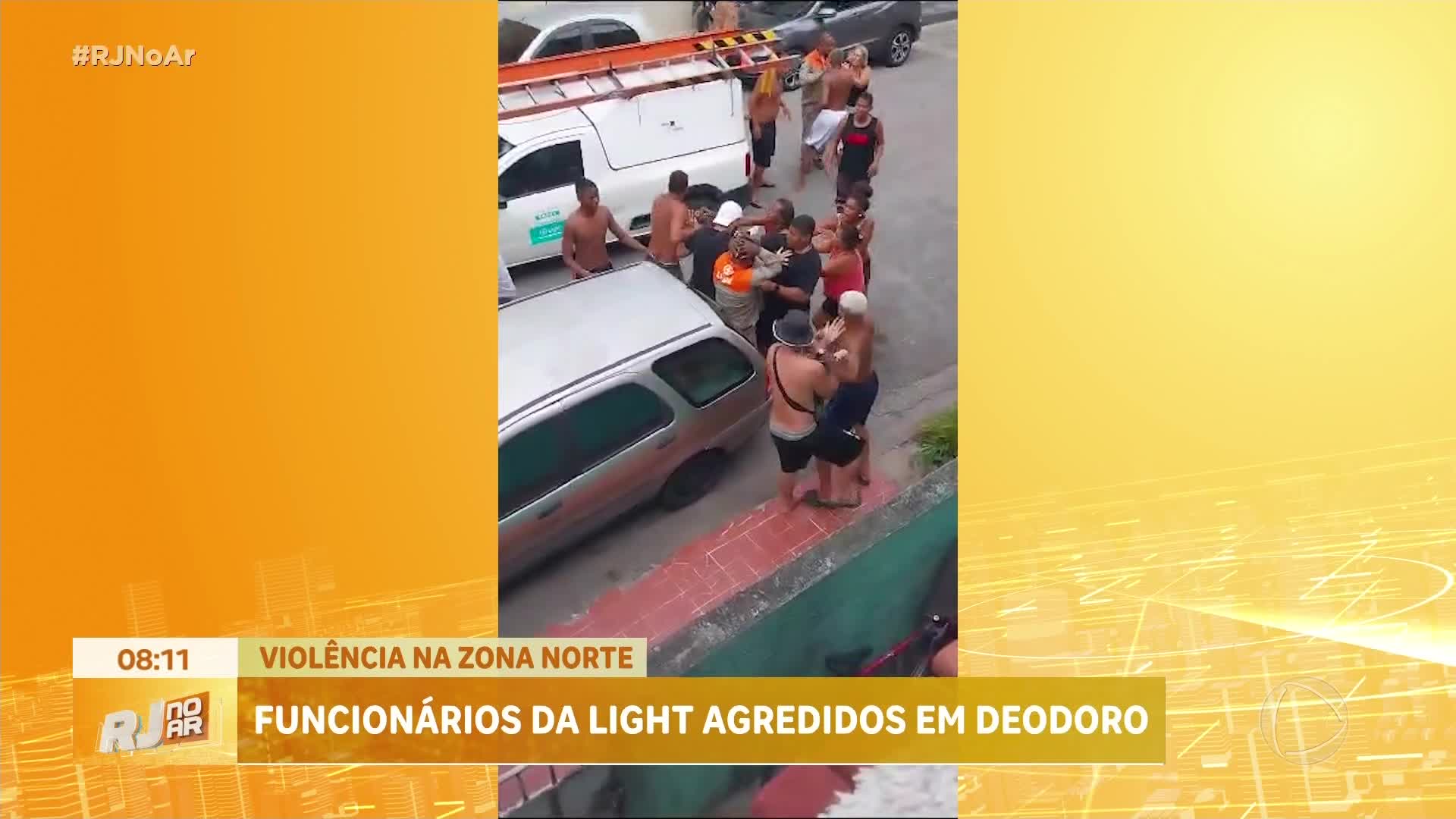 Vídeo: VÍDEO: Funcionários da Light são agredidos após corte de energia por falta de pagamento, no Rio