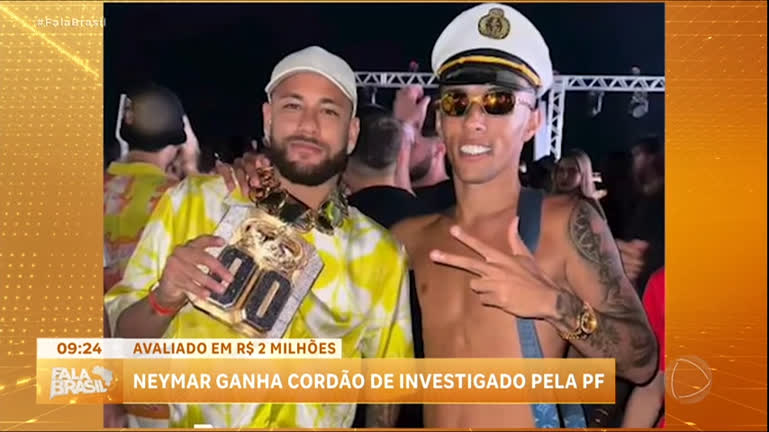 Vídeo: Neymar ganha cordão avaliado em R$ 2 milhões de influenciador investigado pela polícia