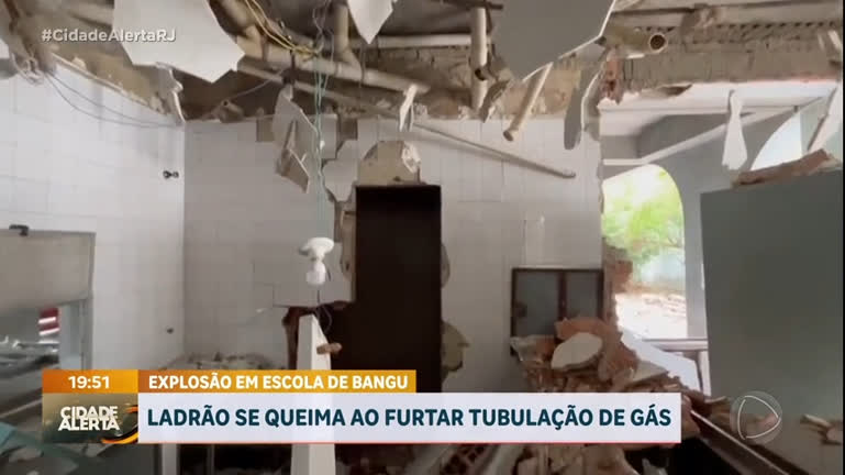 Vídeo: Escola fica destruída após explosão causada por bandido, no Rio