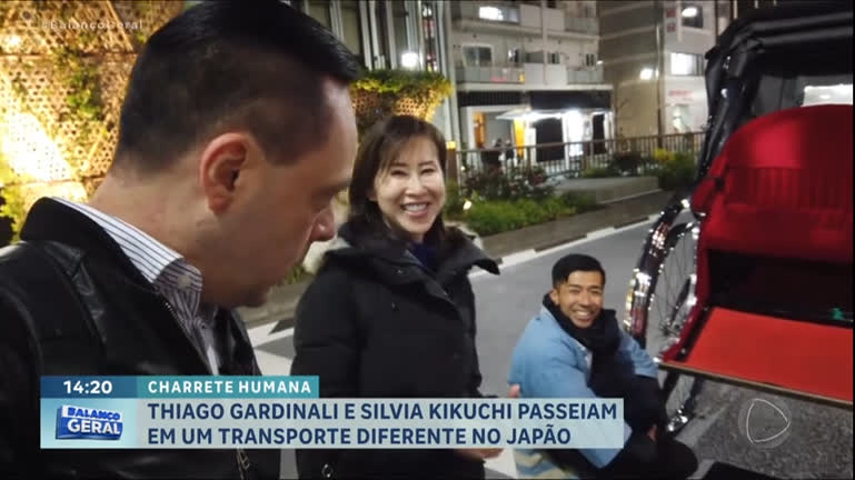 Vídeo: Thiago Gardinali e Silvia Kikuchi embarcam em charrete humana e circulam pelas ruas de Tóquio