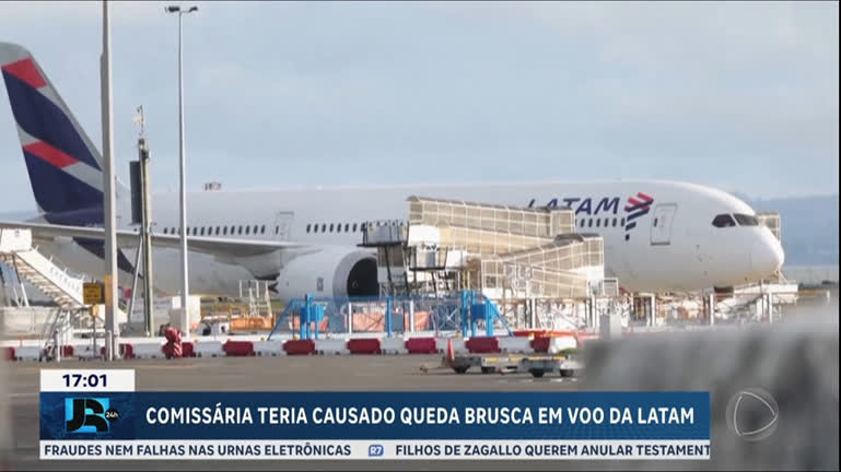 Vídeo: Esbarrão de comissária no assento do piloto teria provocado queda brusca em voo da Latam